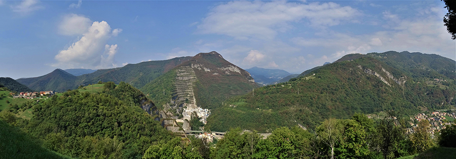 Vista panoramica da Benago di Sedrina verso Ubione-Ubiale a dx e verso la Corna Rossa a dx